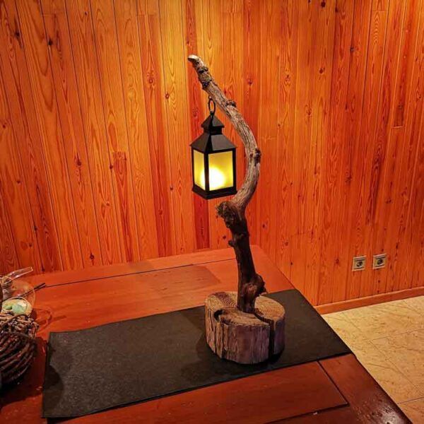 lámpara de madera con farolillo