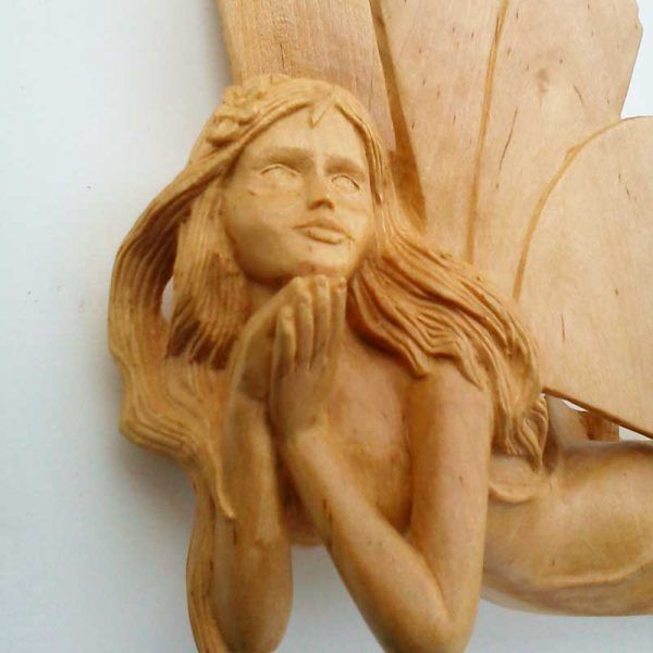 figura de madera, talla de madera hada tumbada, decoracion, regalos artesanales