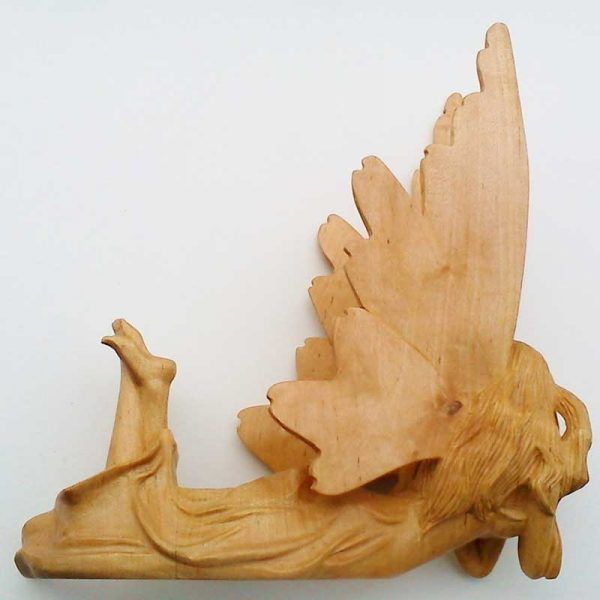 figura de madera, talla de madera hada tumbada, decoracion, regalos artesanales