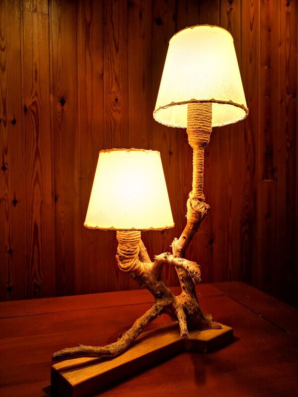 lámpara de mesa de madera