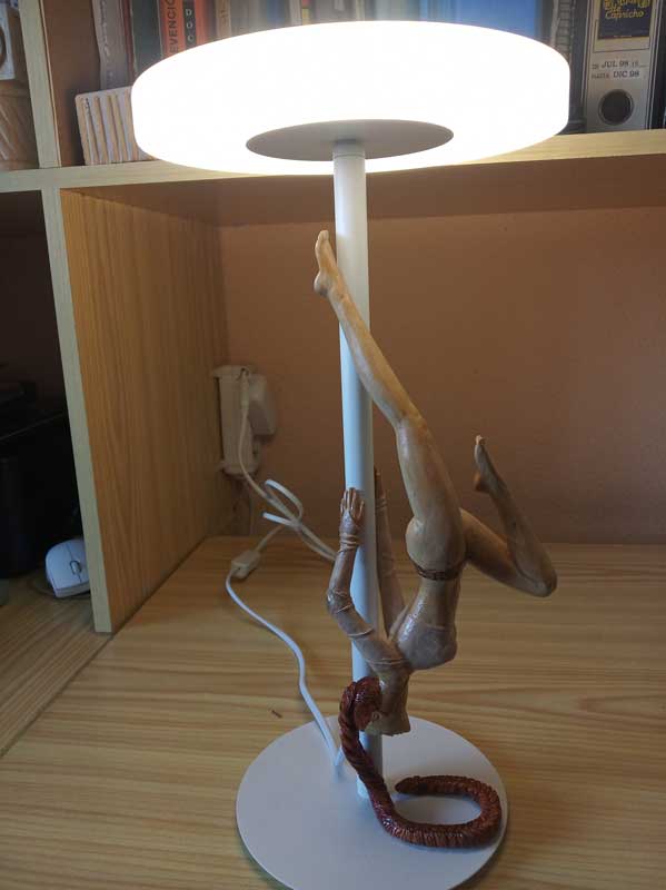 lampara con figura de madera tallada, decoracion