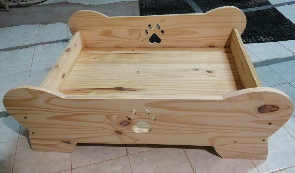 cama para perros de madera