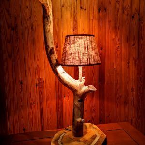 lampara de mesa vaquero, lampara de madera, lampara rustica